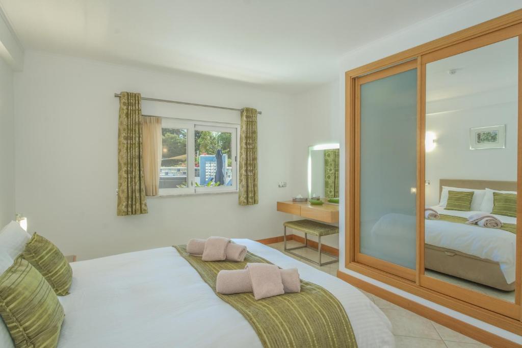 ラゴスにあるCasa Monte Cristo Apartments - Limeのベッドルーム(ベッド1台、鏡付)