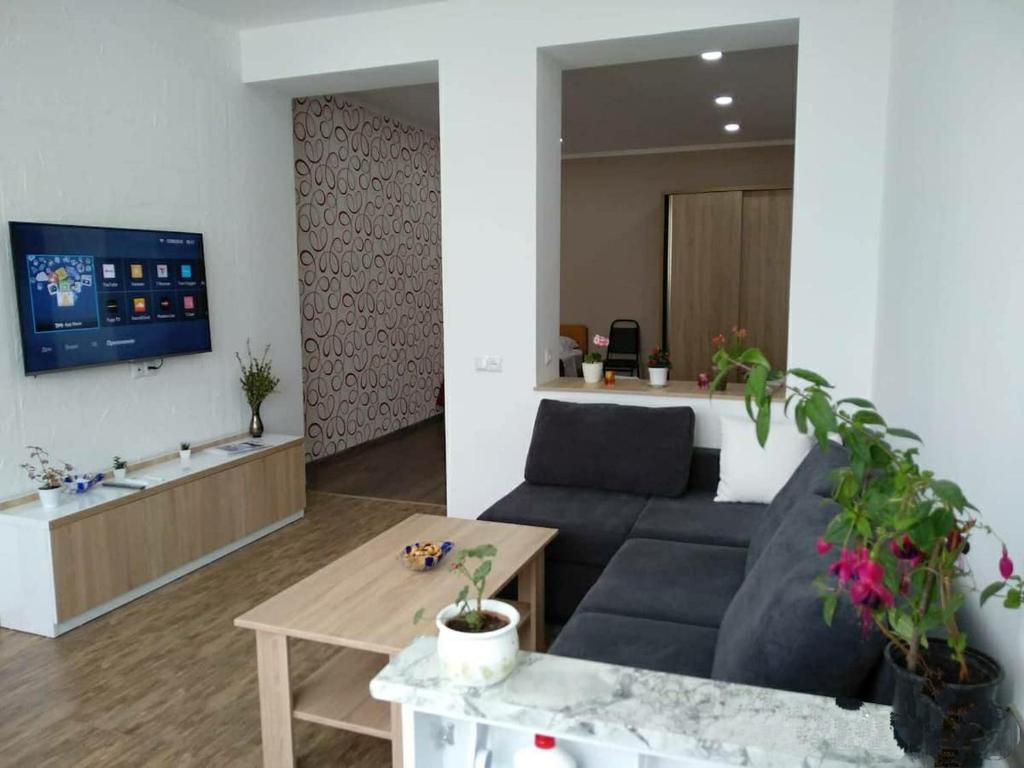 een woonkamer met een bank en een tafel bij Old City LG Apartments in Tbilisi City