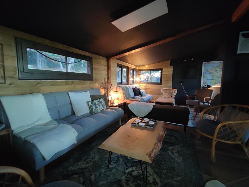Posezení v ubytování Les Chalets Du Goulet