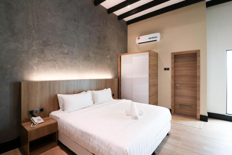 Postel nebo postele na pokoji v ubytování The NINES HOTEL Malacca