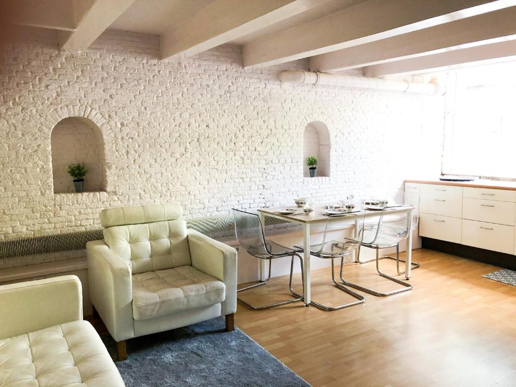 アムステルダムにあるKG Houseの部屋にテーブルと椅子のあるキッチン