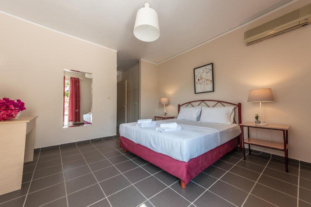 A bed or beds in a room at Lns Vip Villas