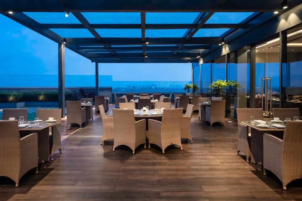 Restaurace v ubytování Vivanta Bhubaneswar DN Square