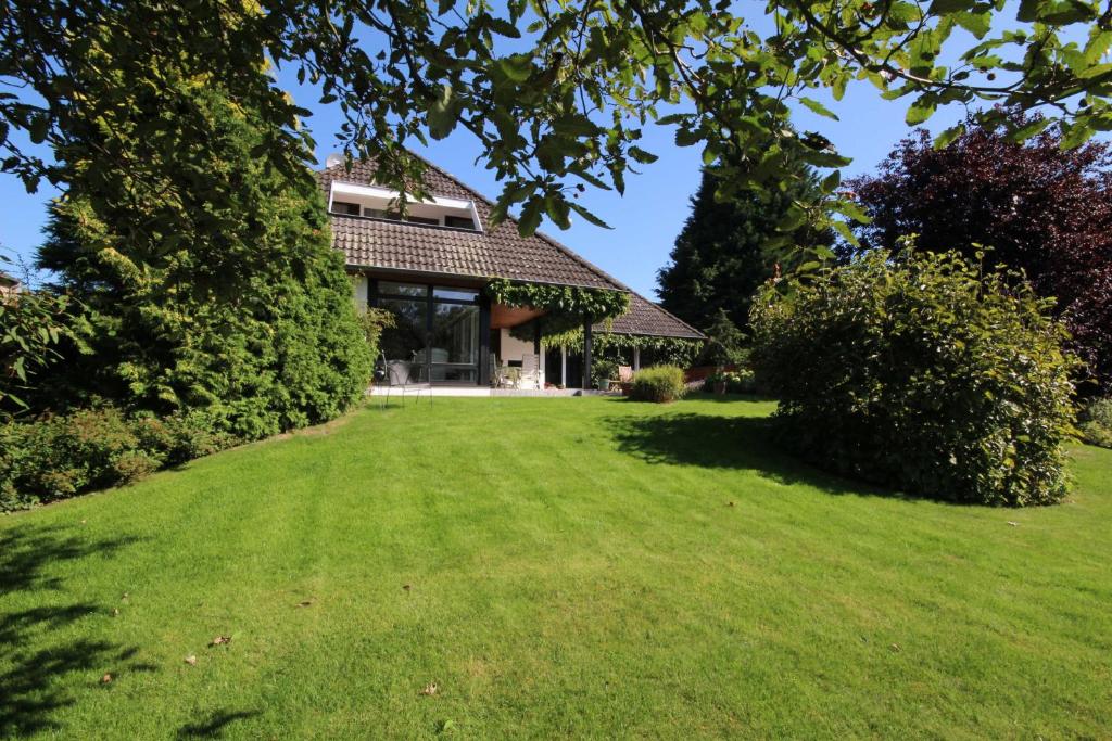 a house with a large lawn in front of it at Ferienwohnungen Roeper in Bad Bevensen