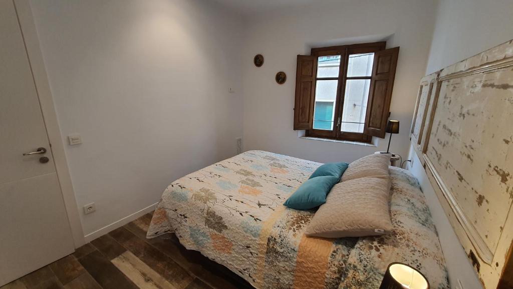 A bed or beds in a room at Ca La Fustereta