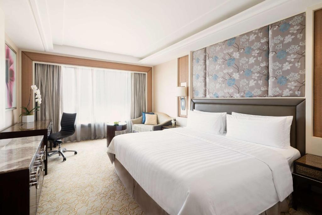 Postel nebo postele na pokoji v ubytování Edsa Shangri-La, Manila