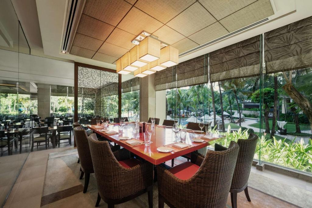Restaurace v ubytování Edsa Shangri-La, Manila