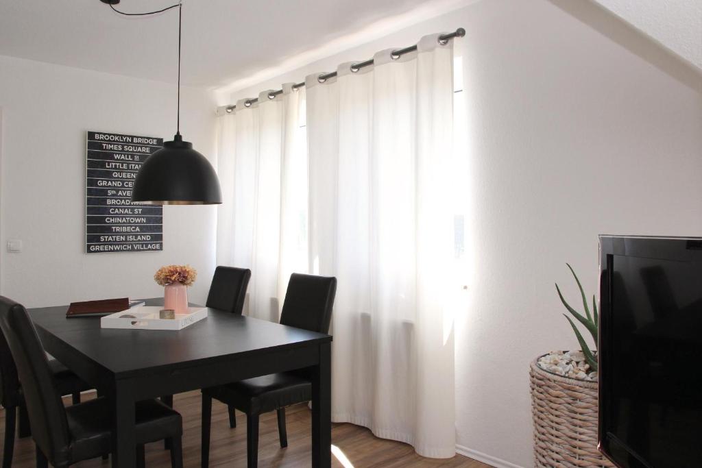 TV a/nebo společenská místnost v ubytování Ferienwohnung Seeloft mit Balkon und Seeblick