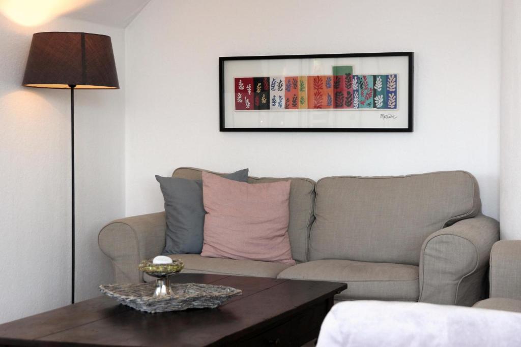 Posezení v ubytování Ferienwohnung Seeloft mit Balkon und Seeblick