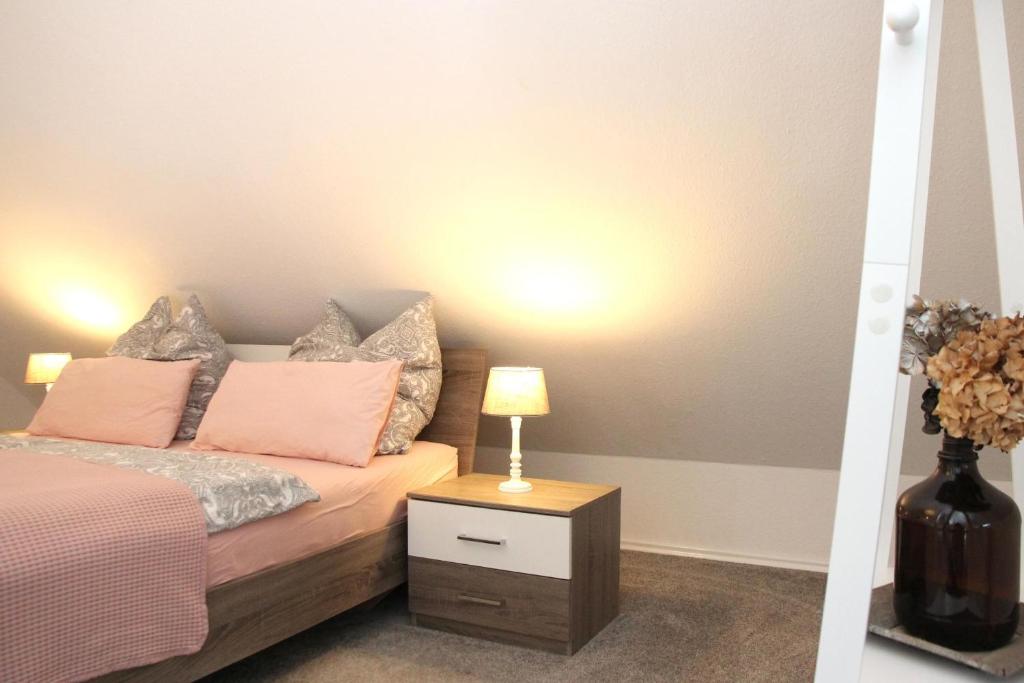Postel nebo postele na pokoji v ubytování Ferienwohnung Seeloft mit Balkon und Seeblick