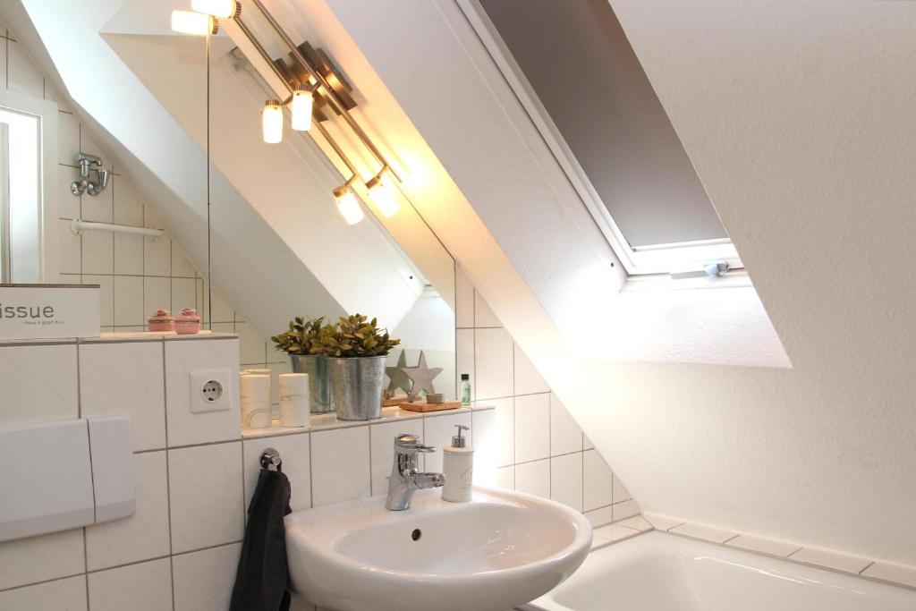 Koupelna v ubytování Ferienwohnung Seeloft mit Balkon und Seeblick