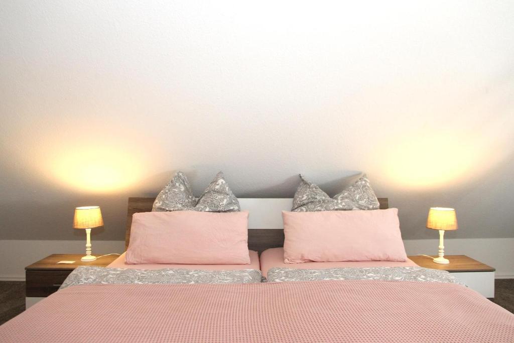 Postel nebo postele na pokoji v ubytování Ferienwohnung Seeloft mit Balkon und Seeblick