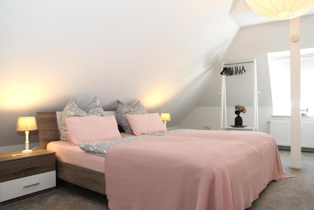 Postel nebo postele na pokoji v ubytování Ferienwohnung Seeloft mit Balkon und Seeblick