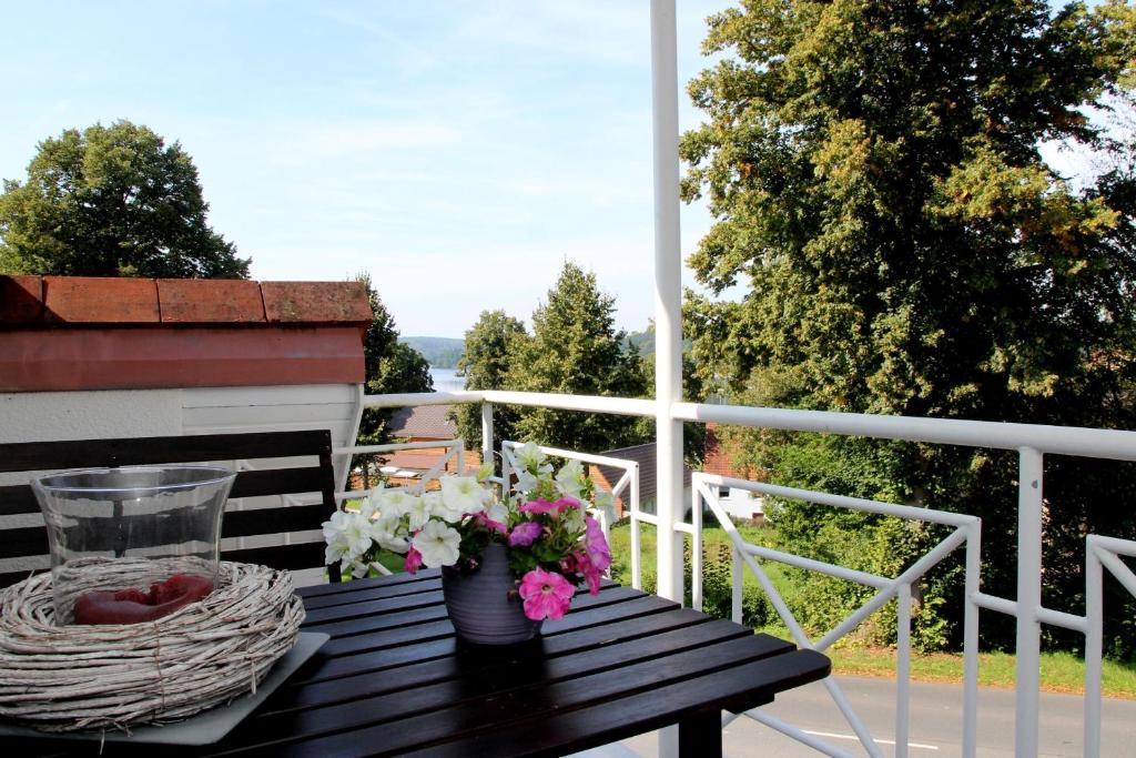 Balkón nebo terasa v ubytování Ferienwohnung Seeloft mit Balkon und Seeblick