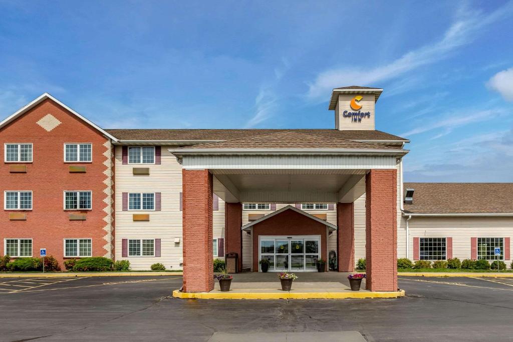26 Dreamy Hotels Near Iowa State University 44 Comfort Inn Story City image