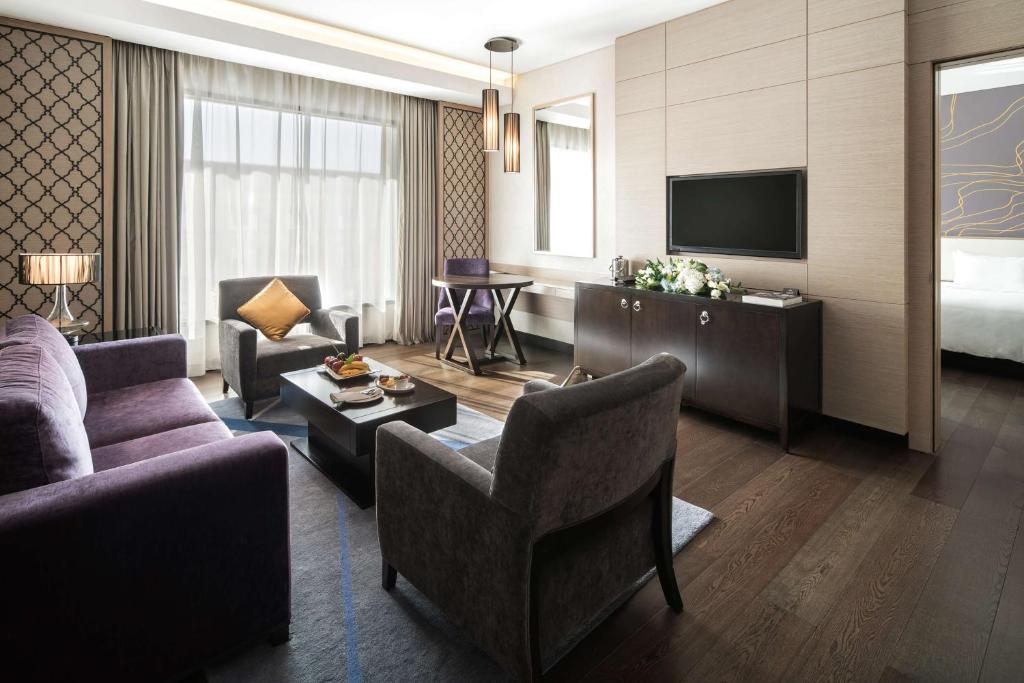 TV a/nebo společenská místnost v ubytování Radisson Collection Muscat, Hormuz Grand