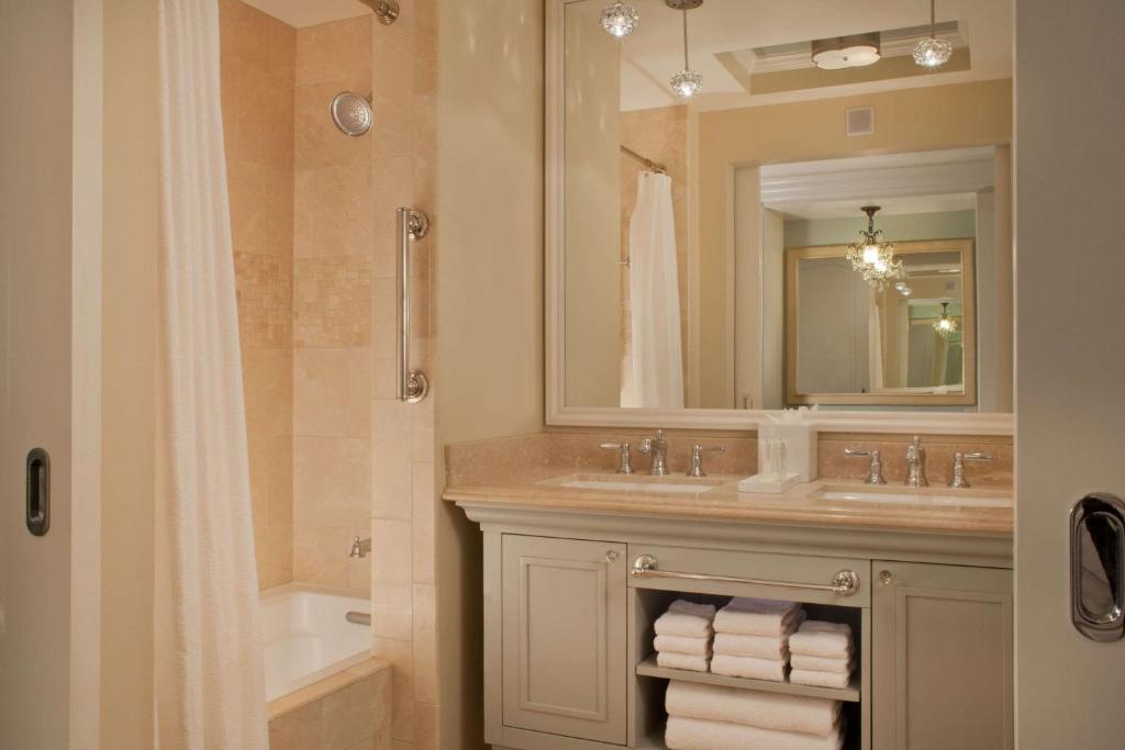 Een badkamer bij Bluegreen Vacations Eilan Hotel and Spa, Ascend Resort Collection