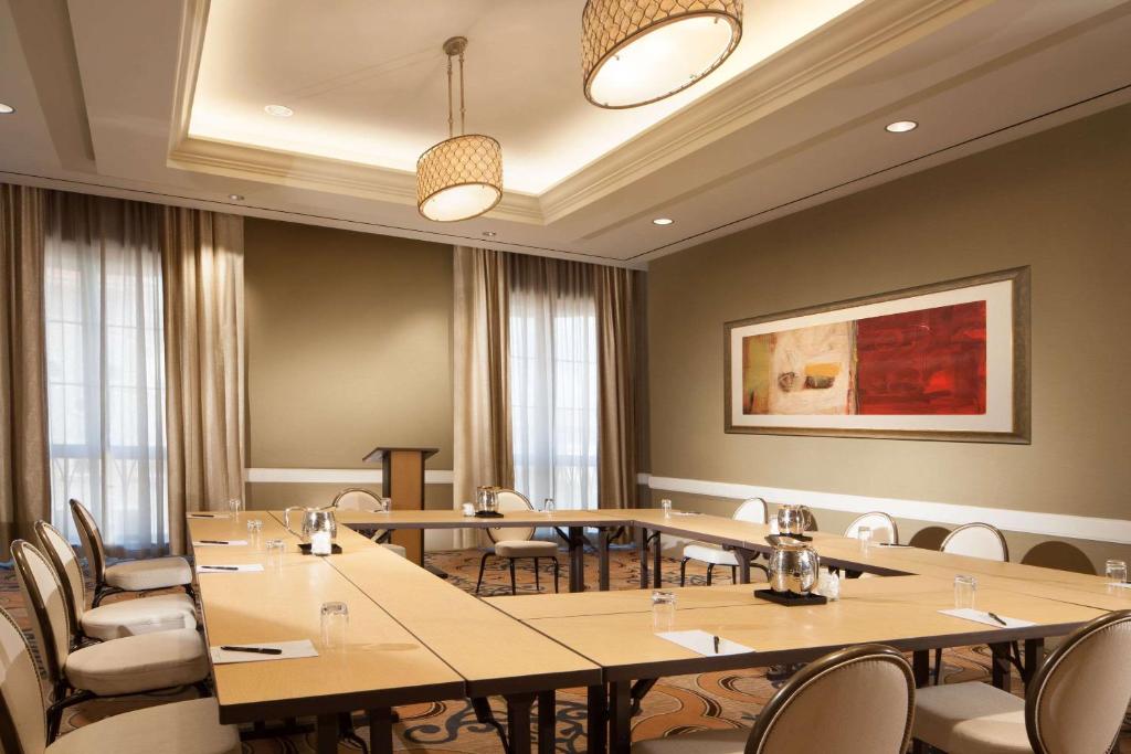 Een zitgedeelte bij Bluegreen Vacations Eilan Hotel and Spa, Ascend Resort Collection