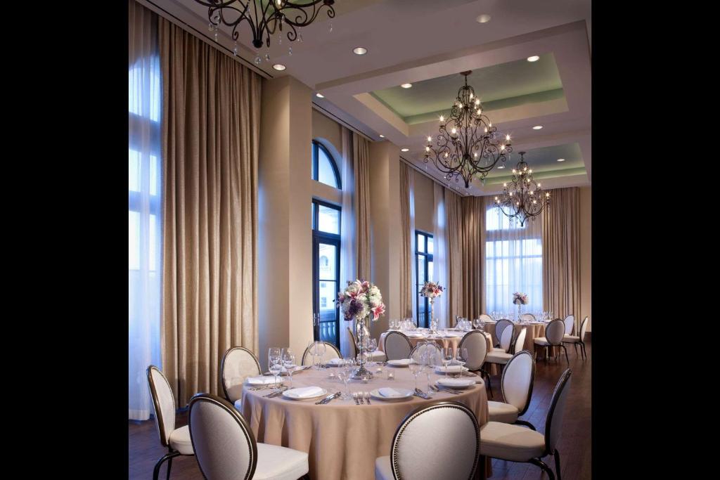een vergaderzaal met tafels en stoelen en een kroonluchter bij Bluegreen Vacations Eilan Hotel and Spa, Ascend Resort Collection in San Antonio
