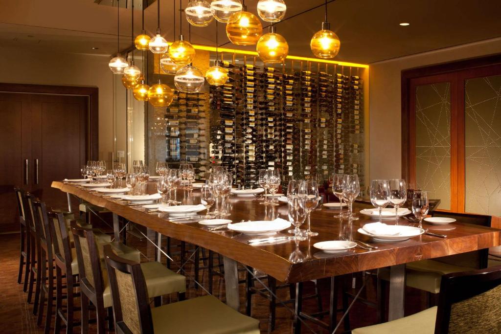 Een restaurant of ander eetgelegenheid bij Bluegreen Vacations Eilan Hotel and Spa, Ascend Resort Collection