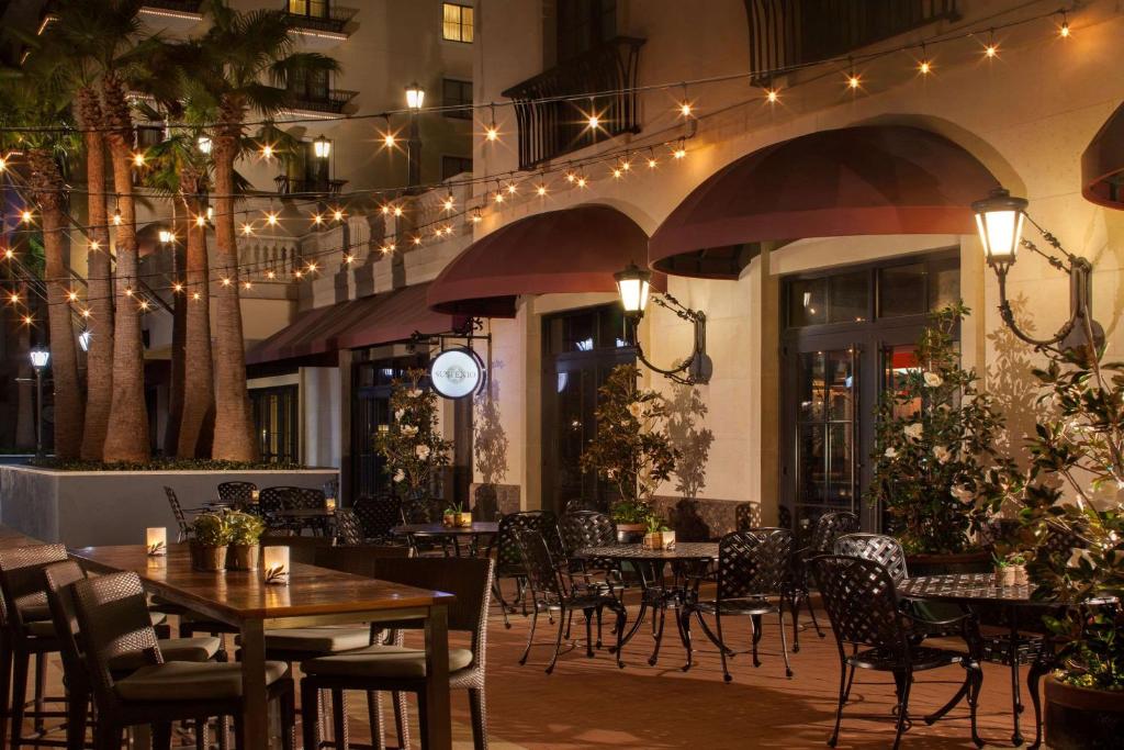een restaurant met tafels, stoelen en verlichting bij Bluegreen Vacations Eilan Hotel and Spa, Ascend Resort Collection in San Antonio