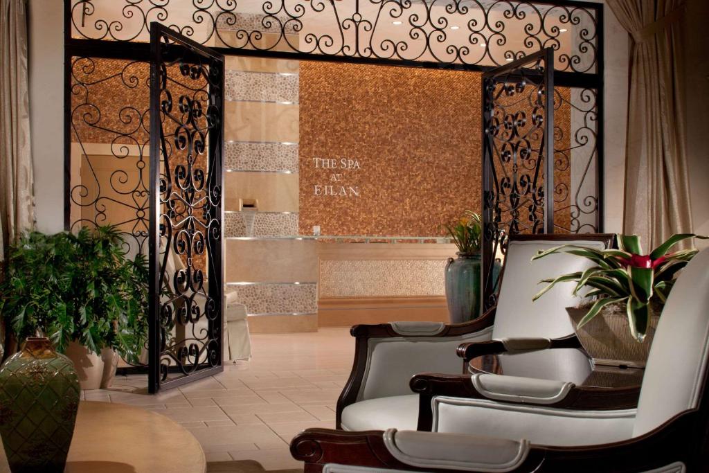 Een zitgedeelte bij Bluegreen Vacations Eilan Hotel and Spa, Ascend Resort Collection