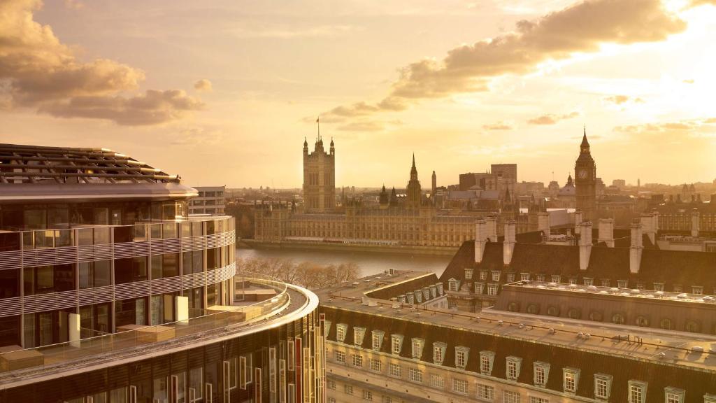 einen Blick auf die Stadt London von einem Gebäude in der Unterkunft Park Plaza Westminster Bridge London in London