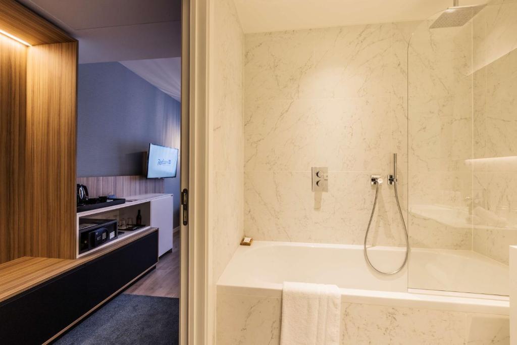 Koupelna v ubytování Radisson BLU Balmoral