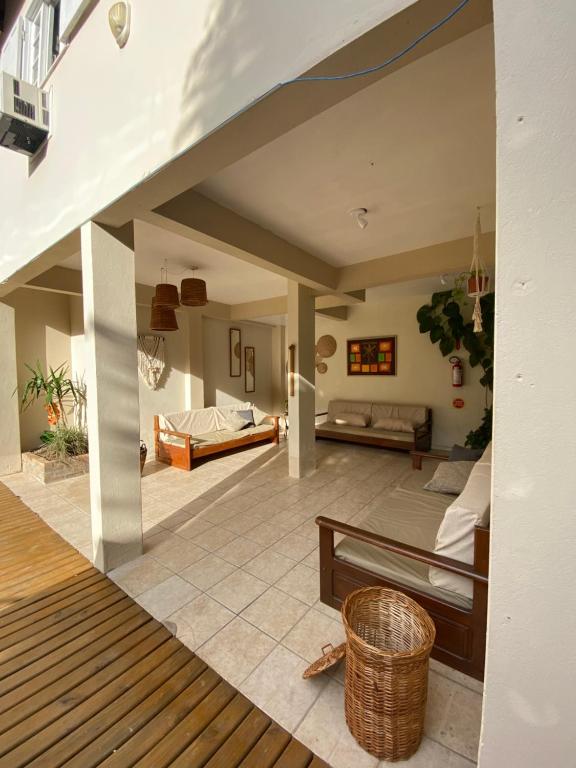 sala de estar con 2 camas y sofá en Villa Rupestre, en Florianópolis