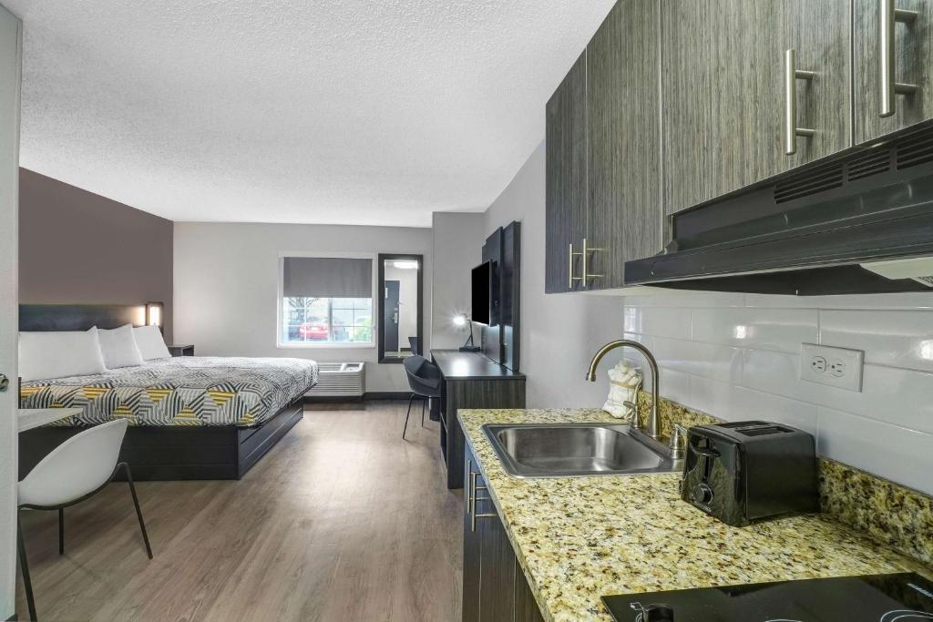 Studio 6 Duluth GA Near Gas South District - King Room - Non Fumatori