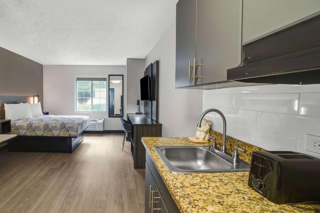 Studio 6 Duluth GA Near Gas South District - Queen Room - Non Fumatori