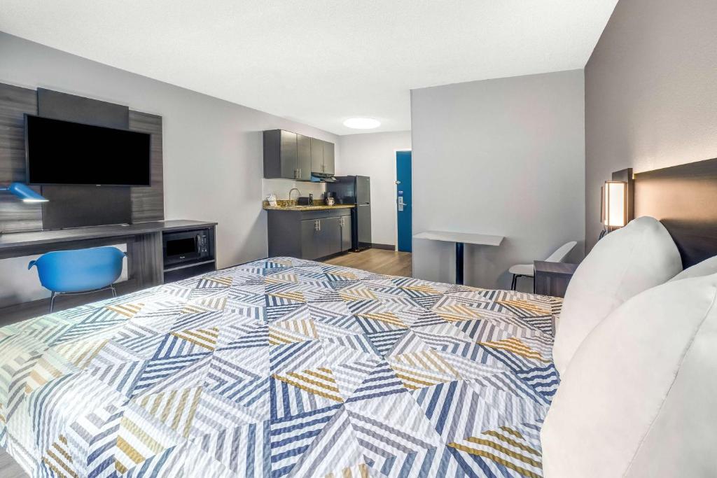 Studio 6 Duluth GA Near Gas South District - Queen Room - Disability Access - Roll In Shower