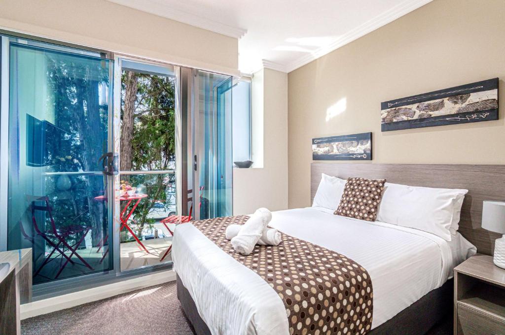Postel nebo postele na pokoji v ubytování Best Western Plus Camperdown Suites
