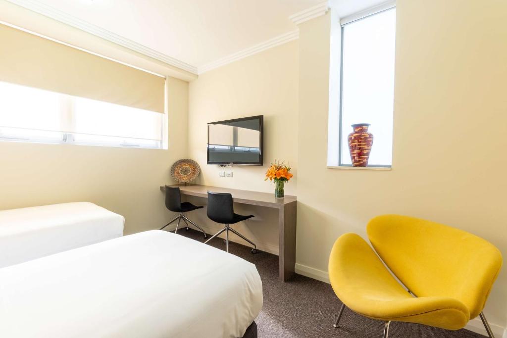 TV a/nebo společenská místnost v ubytování Best Western Plus Camperdown Suites
