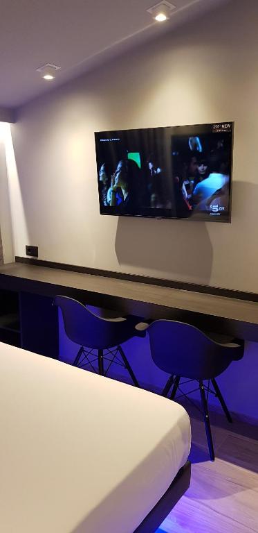 TV a/nebo společenská místnost v ubytování Leoni Hotel & Private Spa