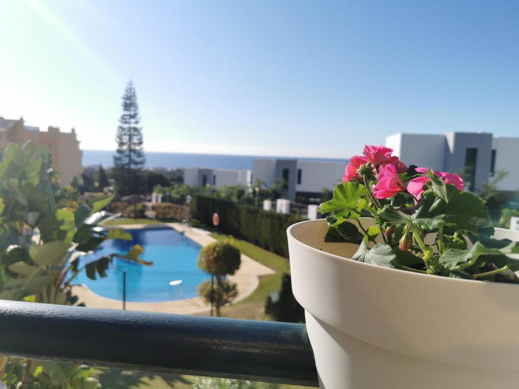 Вид на бассейн в Duplex-Townhouse en Marbella - vistas al mar -sea view или окрестностях