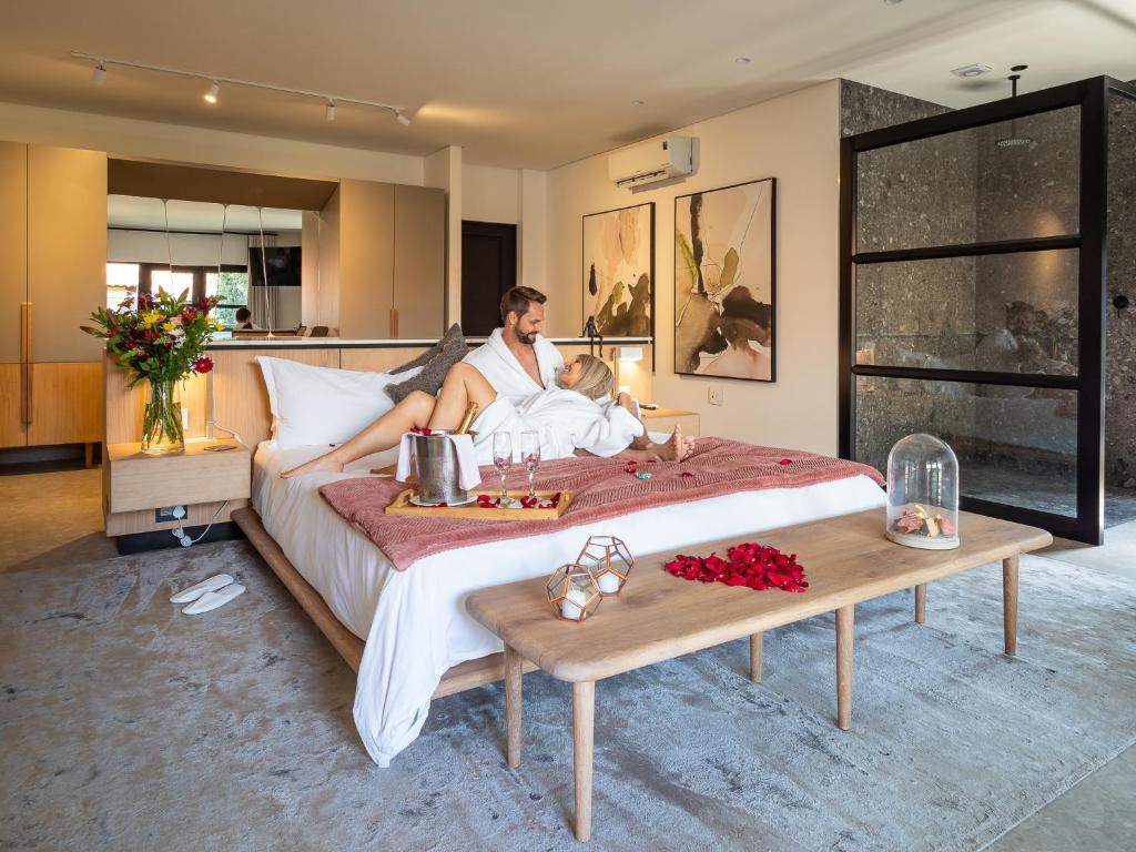 mężczyzna i kobieta leżący na łóżku w obiekcie Menlyn Boutique Hotel w mieście Pretoria