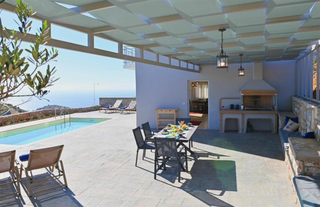 Bazén v ubytovaní Tranquil sea view villa with private pool, just 2km from the beach! alebo v jeho blízkosti