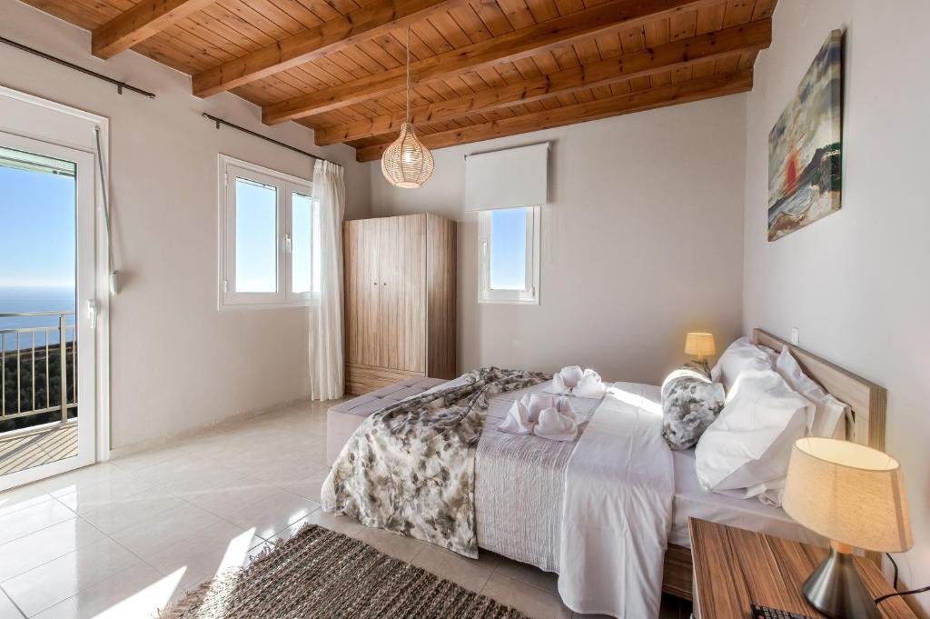 Posteľ alebo postele v izbe v ubytovaní Tranquil sea view villa with private pool, just 2km from the beach!