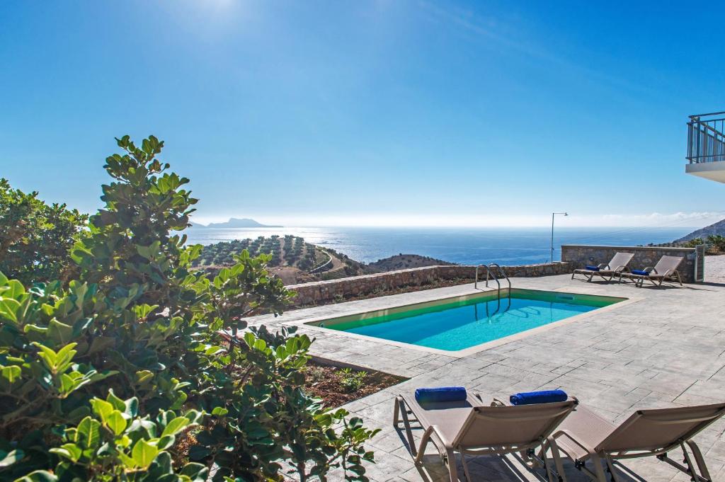 Tranquil sea view villa with private pool, just 2km from the beach! في أغيا غاليني: فيلا بمسبح وإطلالة على المحيط