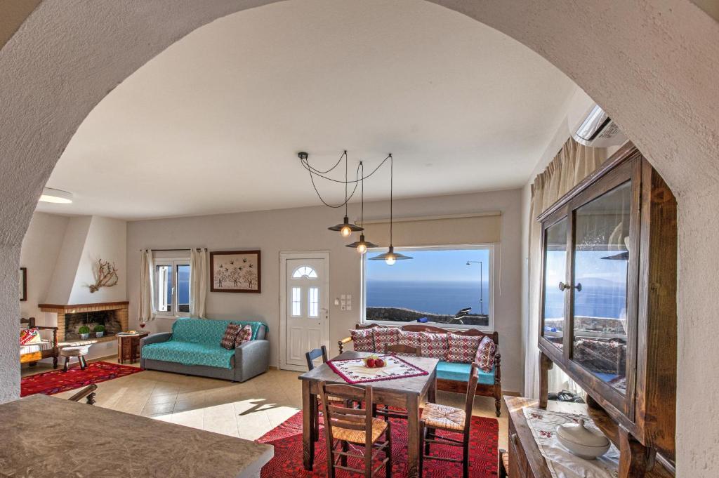 Posedenie v ubytovaní Tranquil sea view villa with private pool, just 2km from the beach!