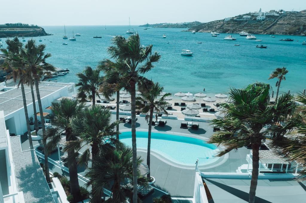 una vista aerea di un resort con piscina e oceano di Mykonos Blanc - Preferred Hotels & Resorts a Ornos