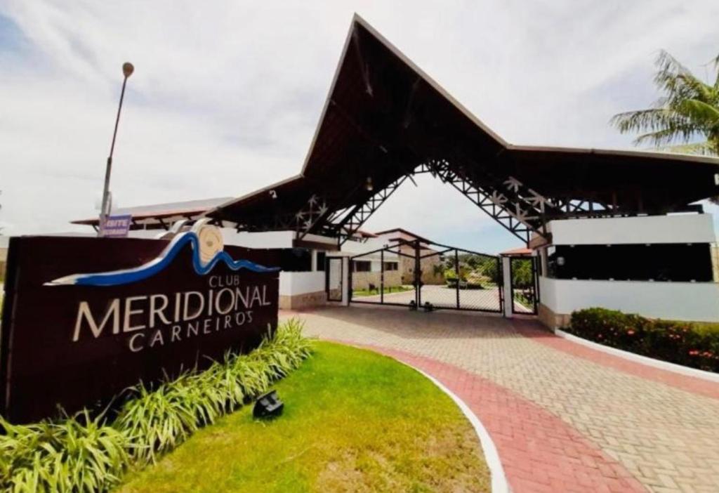 タマンダレーにあるFlat Club Meridional Praia dos Carneiros- Tamandaré/PE.のリゾート内のメリディアンバンケットセンターの看板