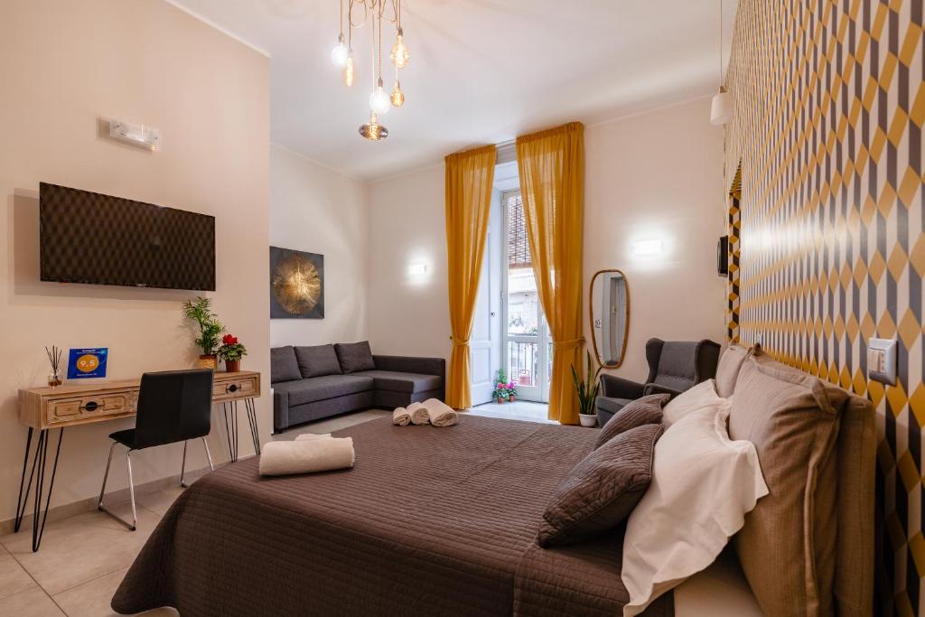 ein Schlafzimmer mit einem großen Bett und einem Sofa in der Unterkunft Monteoliveto 33 in Neapel