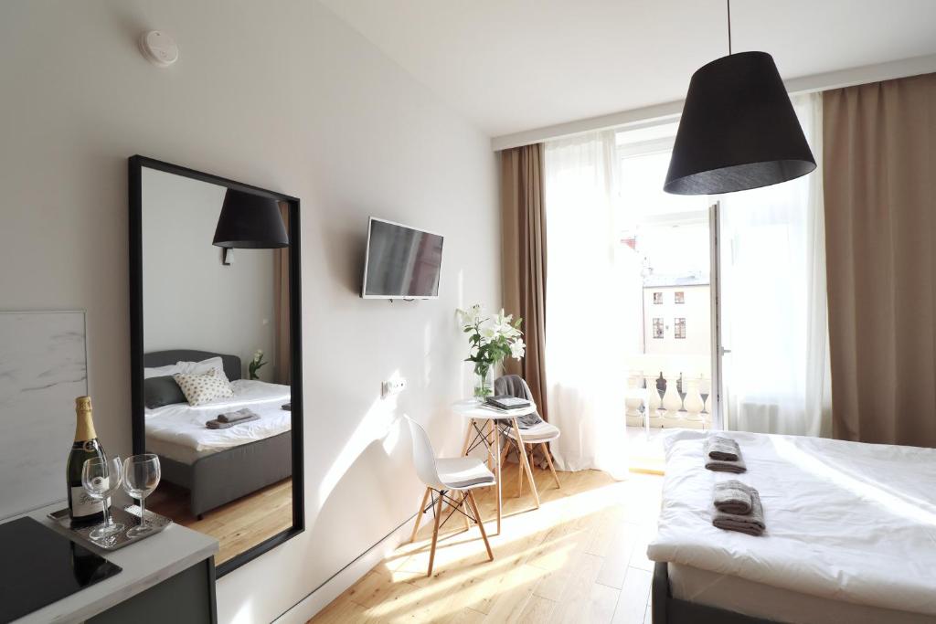 Televízia a/alebo spoločenská miestnosť v ubytovaní Apartamenty na Teatralnej 14 - Katowice