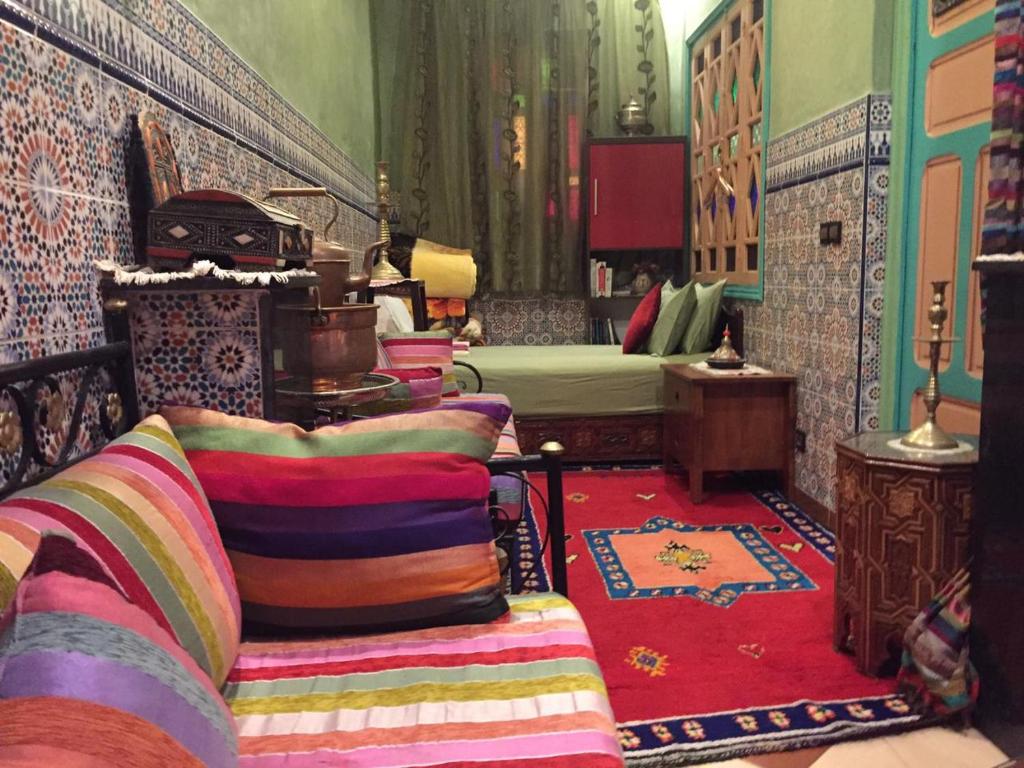 Habitación con 2 camas y sofá. en ALMARKAB Riad, en Marrakech