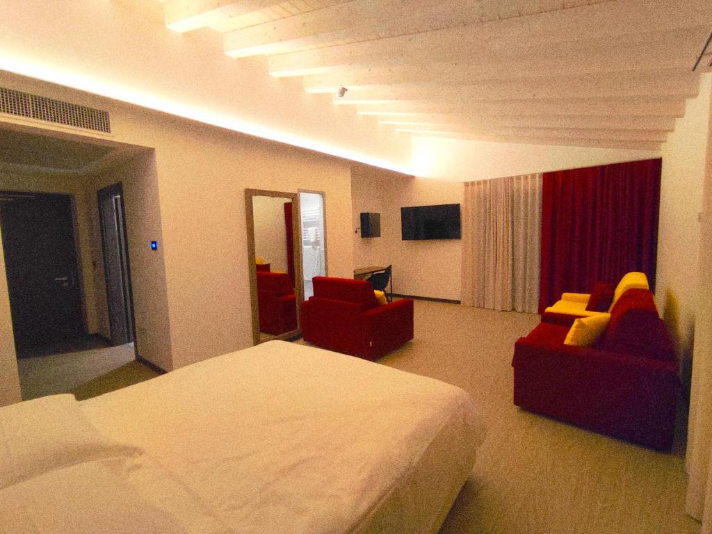 Televízia a/alebo spoločenská miestnosť v ubytovaní Hotel Luna