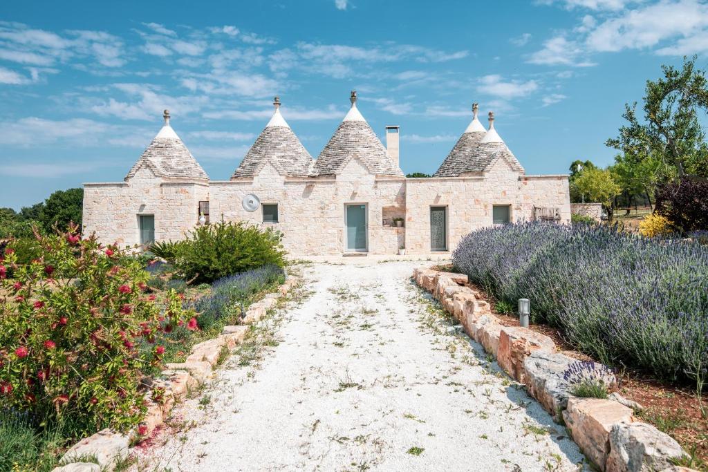 A garden outside Trulli Gianpaolo - Luxury Villa