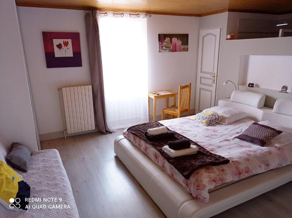 Postel nebo postele na pokoji v ubytování La Douce Parenthèse B&B entre bois et champs-Accueil motards