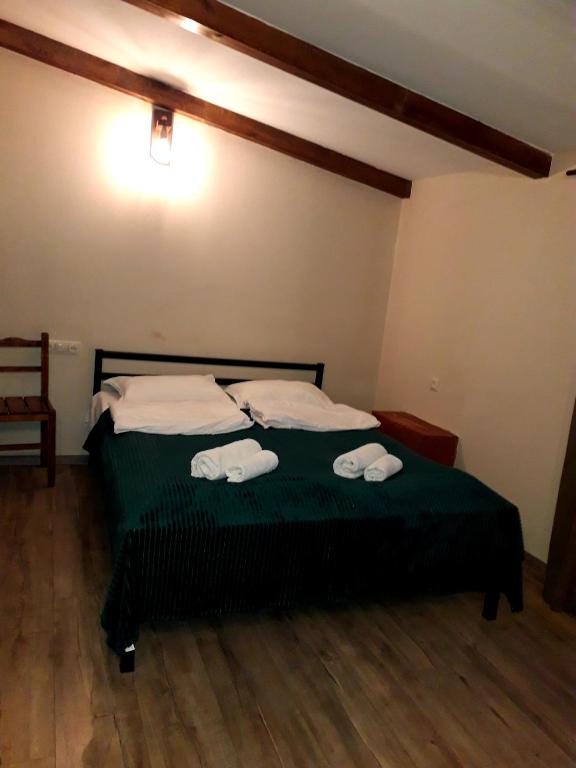 Postel nebo postele na pokoji v ubytování Guest House Metreveli